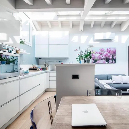 Joivy Isotta's House With 2 Cosy Balconies Apartment Como