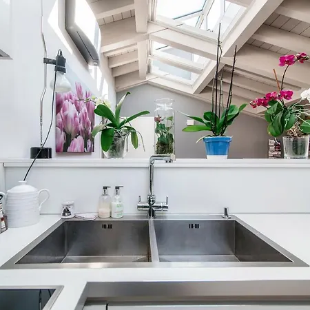 Joivy Isotta's House With 2 Cosy Balconies Apartment Como